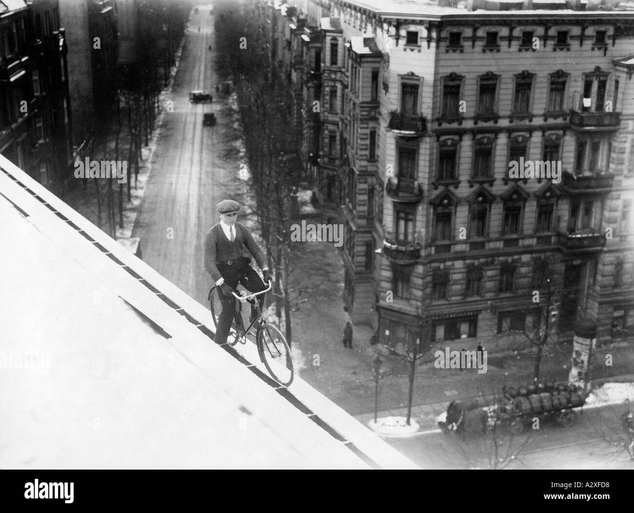 Giocando con la morte lo stato della tecnologia fotografica negli anni '1920 ha fatto sì che i fotografi della stampa preferissero gli scatti all'aperto che hanno portato questo acrobato il cui unico scopo era quello di promuovere le sue apparizioni serali in uno dei molti teatri di varietà di Berlino a questo potenzialmente letale azione di bilanciamento Spiel mit dem Tode die Pressefotografen der zwanziger Jahre bevorzugen aufgrund der damaligen Fototechnik Aussenaufnahmen lo era diesen Akrobaten der nur auf Seine abendlichen Darbietungen in einem der zahlreichen Berliner Varietes aufmerksam machen moechte zu einem todesmutigen Balanceakt verfuehrt momenti curiosi Foto Stock