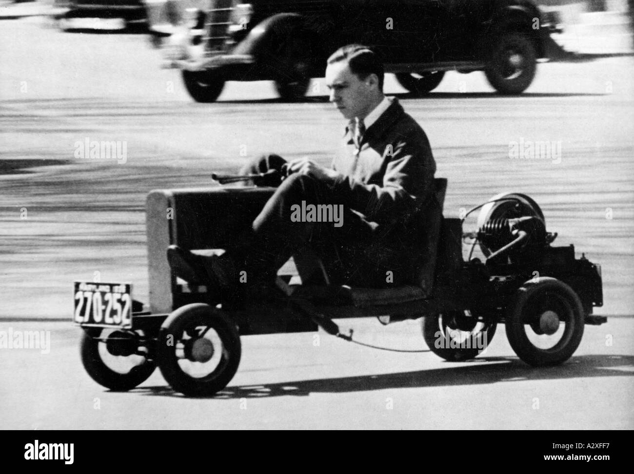 La storia d'amore americana con le spaziose limousine non sembrava ancora diffusa in tutto il Maryland negli anni '1930 i piccoli veicoli, evidentemente fatti in casa ma correttamente immatricolati, possono anche essere avvistati sulle strade in Italia, ma nel mondo la più piccola vettura prodotta in serie, la Fiat 500 lasciò la fabbrica di Torino per la prima volta nel 1936 nel Maryland Hat sich in den dreissiger Jahren der amerikanische Hang zu grossen Limousinen noch nicht gaenzlich durchgesetzt Auch offensichtlich selbstgebaute aber zugelassene Kleinwagen bevoelkern Die Strassen in Italien hingegen ging 1936 der kleinste PKW der Welt der Foto Stock