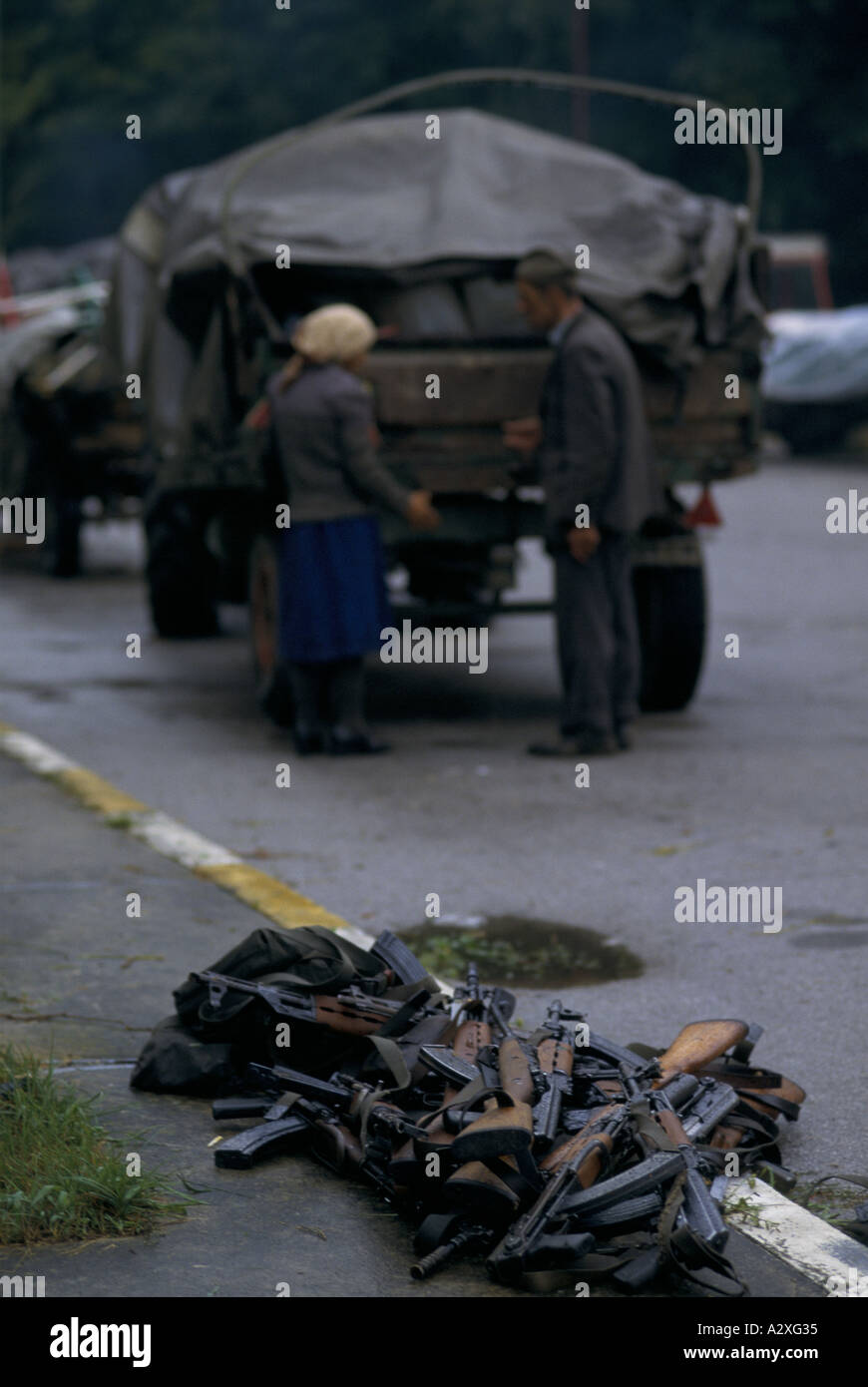 Il croato ri-acquisizione della Krajina, ago 95: AK-47 fucili giacciono in un palo a Topusko come ritirata dei soldati serbi hanno rinunciato alla loro. Foto Stock