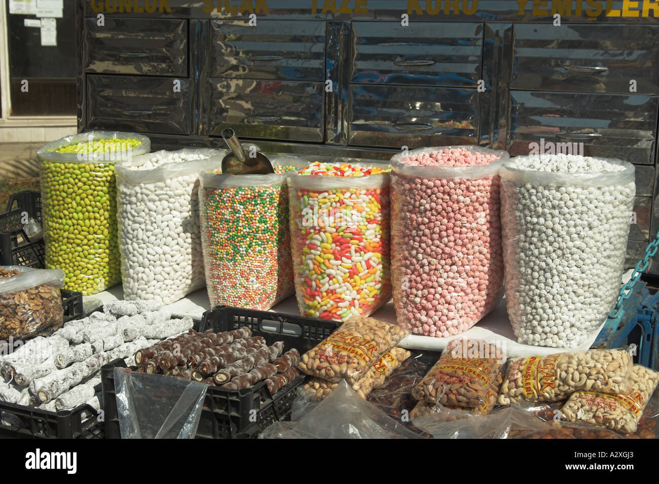 Sacchi di caramelle in un mercato a Famagusta Cipro Foto Stock