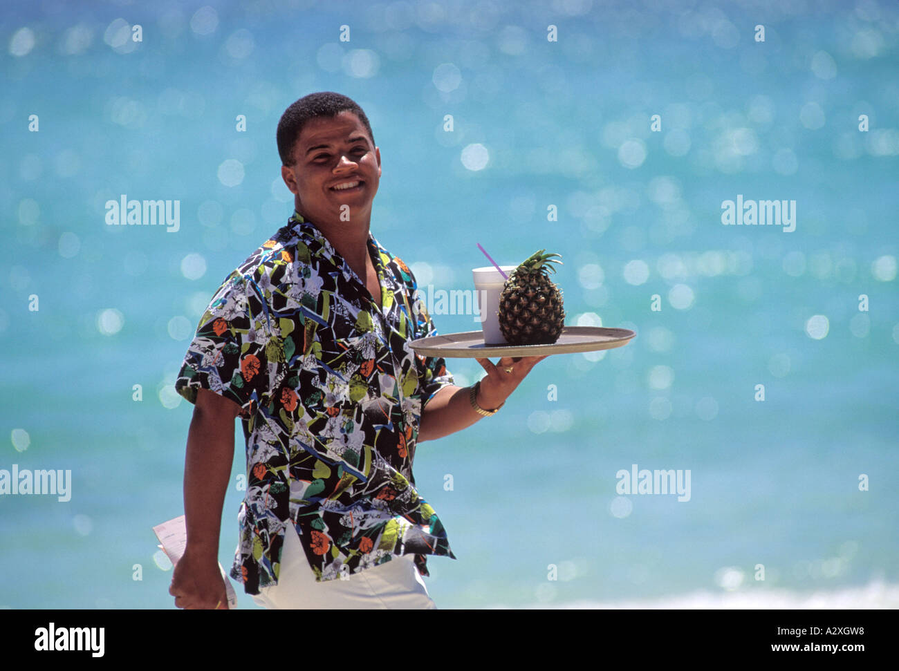 Caraibi Repubblica Dominicana sorridente cameriere che serve rinfreschi presso la Casa de Capo Resort Foto Stock