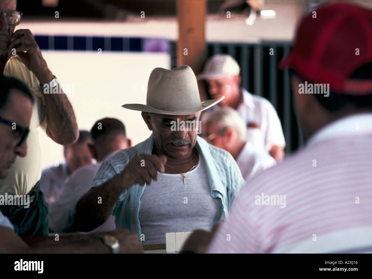Gli uomini cubani la riproduzione dei dominos in 'Little Havana', Florida, Miami, Stati Uniti d'America Foto Stock