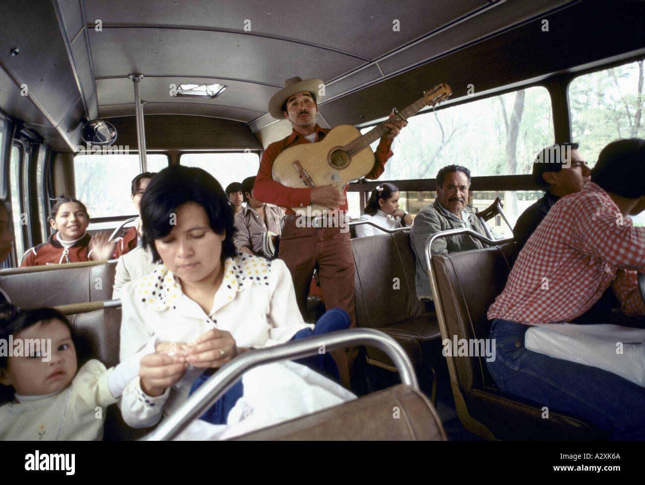 Uomo a suonare la chitarra su un autobus pubblico messico Foto Stock