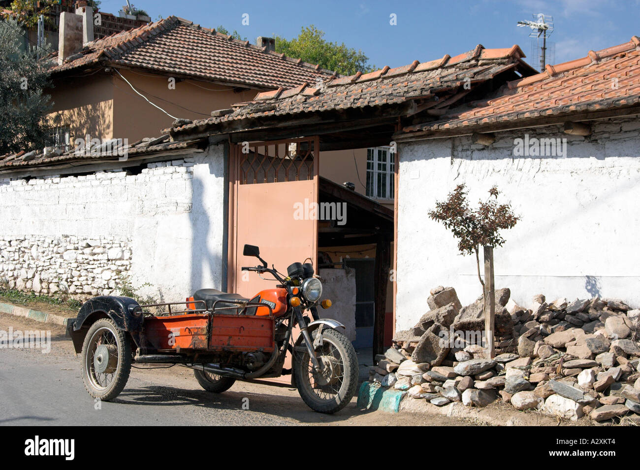 Moto e sidecar nel villaggio di Sart, Turchia Foto Stock