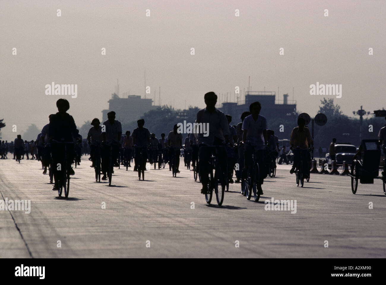 La folla di ciclisti in Cina 1983 Foto Stock