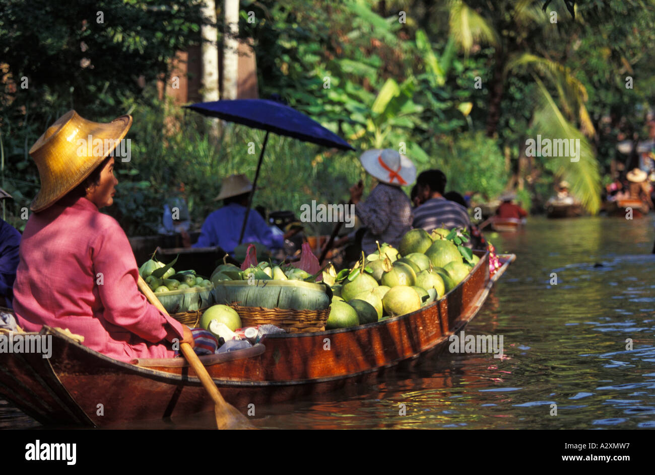 Mercato Foating sulla Klong Damnern Saduak vicino a Bangkok, Tiwanese lady paddling la frutta e la verdura al mercato, Thailandia Foto Stock