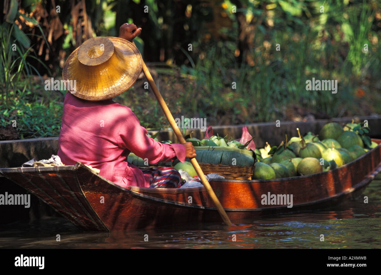 Mercato galleggiante sulla Klong Damnern Saduak vicino a Bangkok, Tiwanese lady paddling la frutta e la verdura al mercato, Thailandia Foto Stock