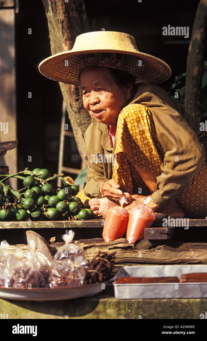 Thailandia mercato galleggiante sulla Klong Damnern Saduck vicino a Bankok anziani Tiwanese donna vendita di frutta e verdura Foto Stock