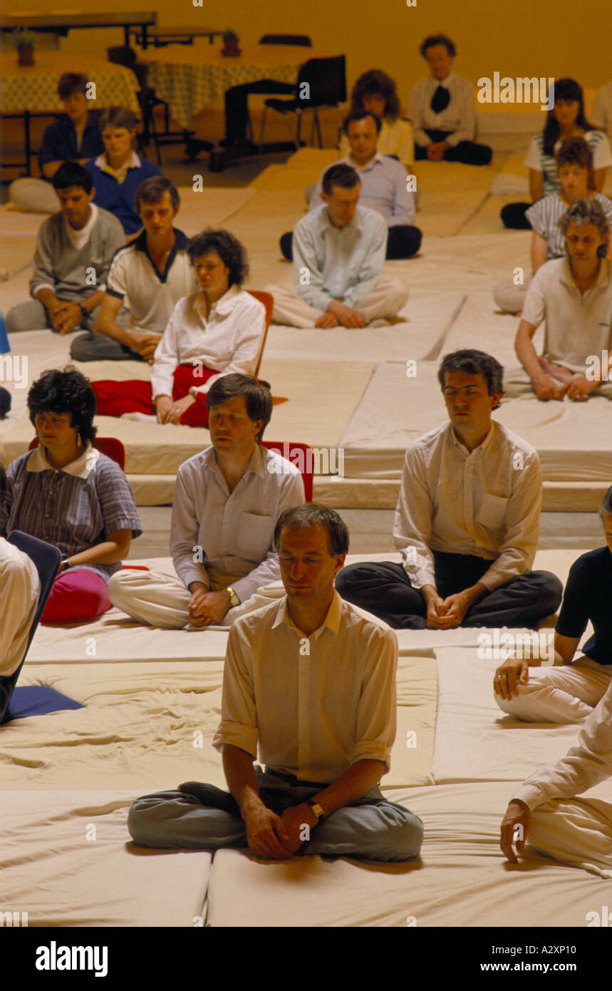 Una meditazione del mattino nella MAHARISHI cupola dorata, SKELMERSDALE, Lancashire, Inghilterra 1989. Foto Stock