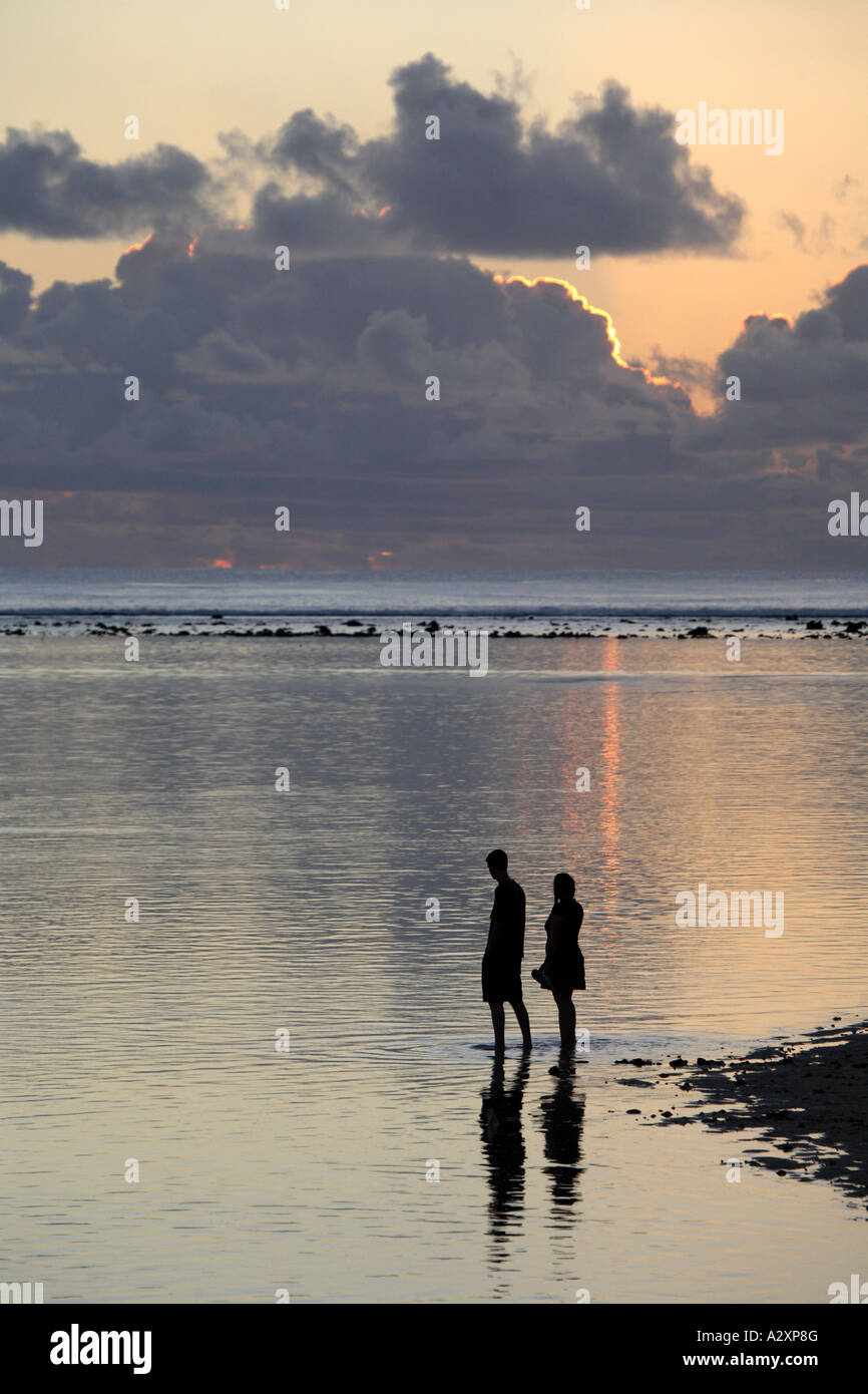 Giovane camminando lungo la costa a sud beach Rarotonga Isole Cook Foto Stock