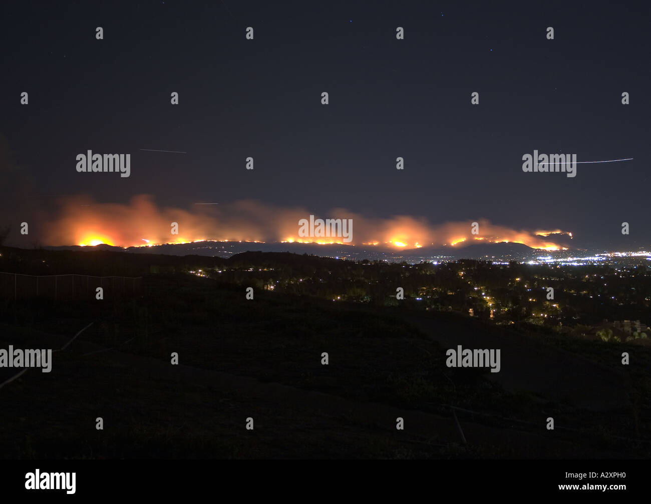 17 seconda esposizione rivela i percorsi aerei durante il Wildfire. Foto Stock