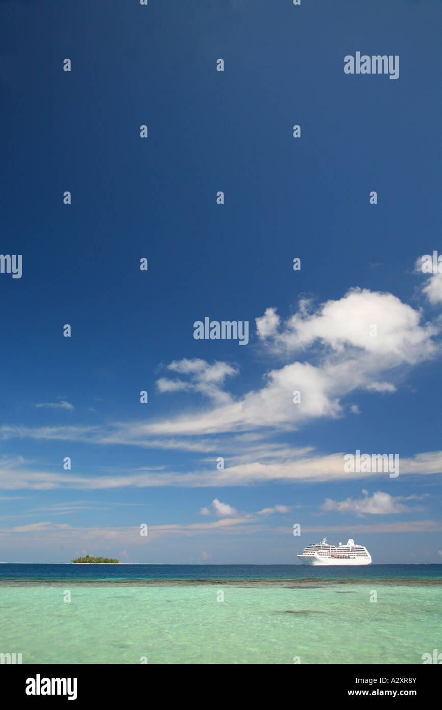 La nave di crociera / traghetto arrivando a bora bora accanto al motu Foto Stock