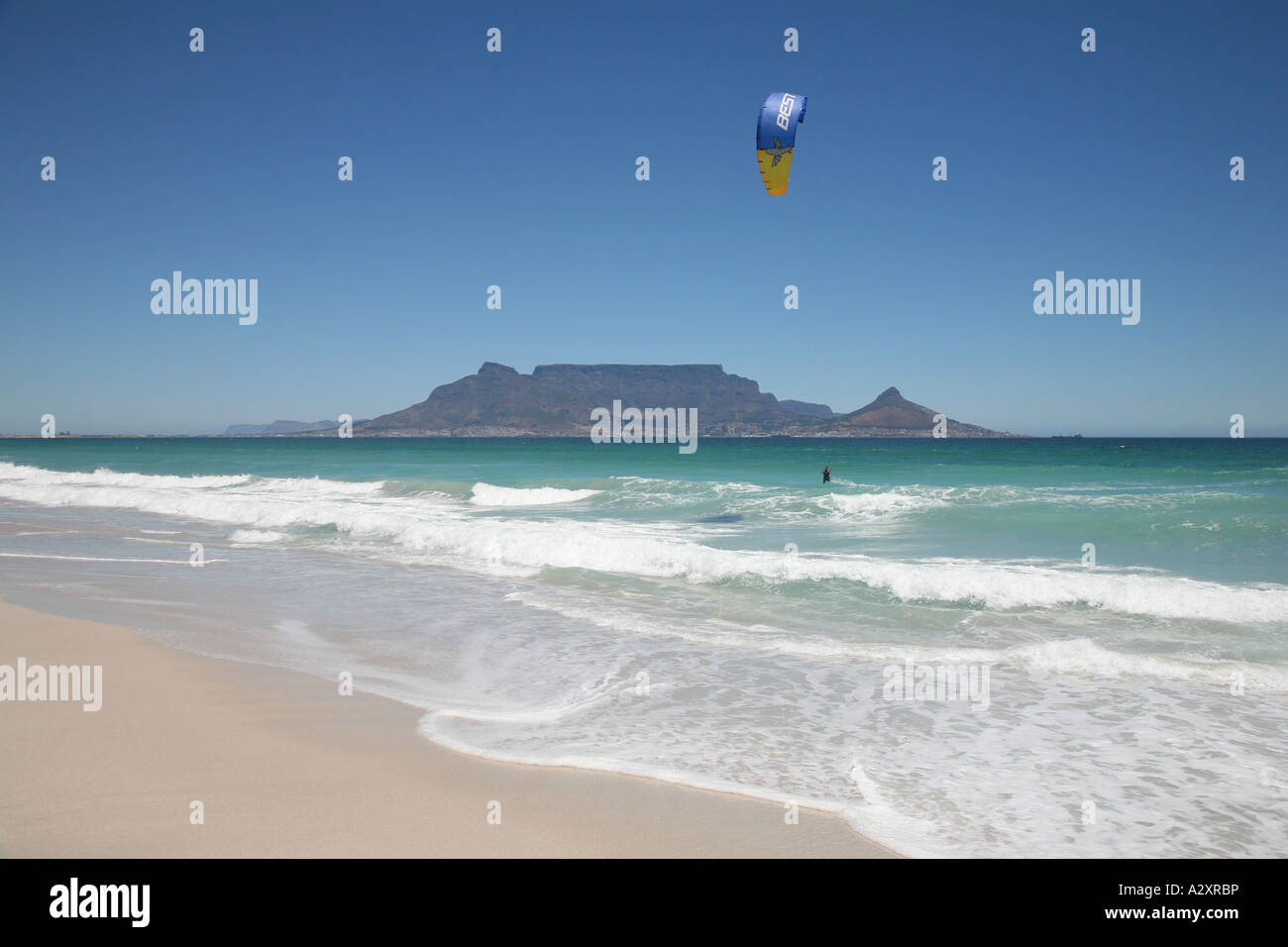 Monte Table Bay kite surfer Città del Capo Sud africa Bloubergstrand Foto Stock