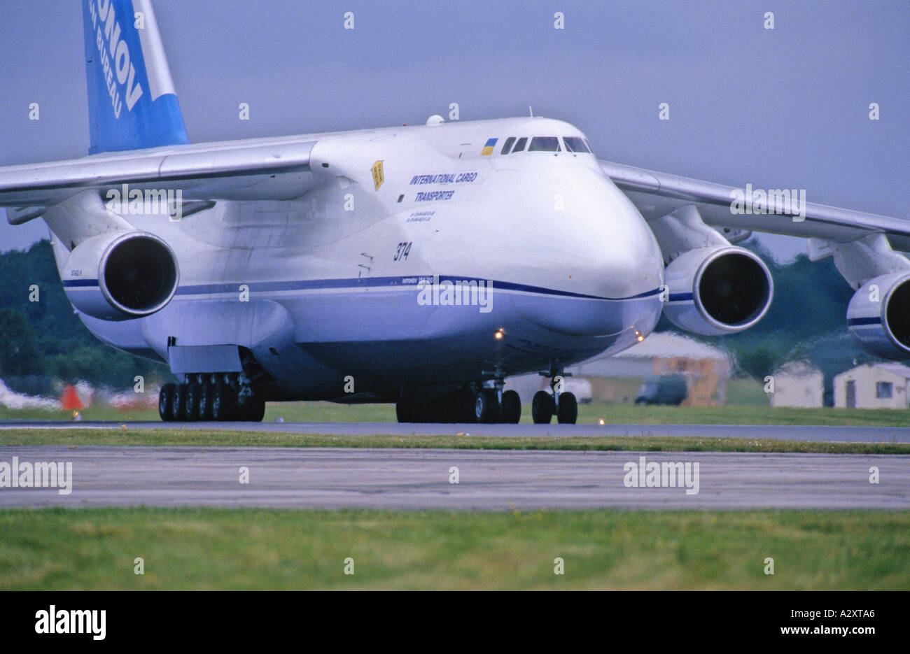 Antonov un-124 Condor aerei cargo di tassare a RAF Fairford Foto Stock