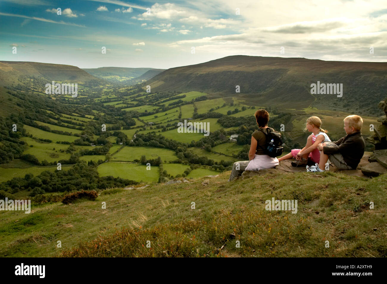 Madre e bambini in appoggio sulla sommità di Darren Lwyd Vale of Ewyas Montagna Nera Monmouthshire South East Wales Foto Stock