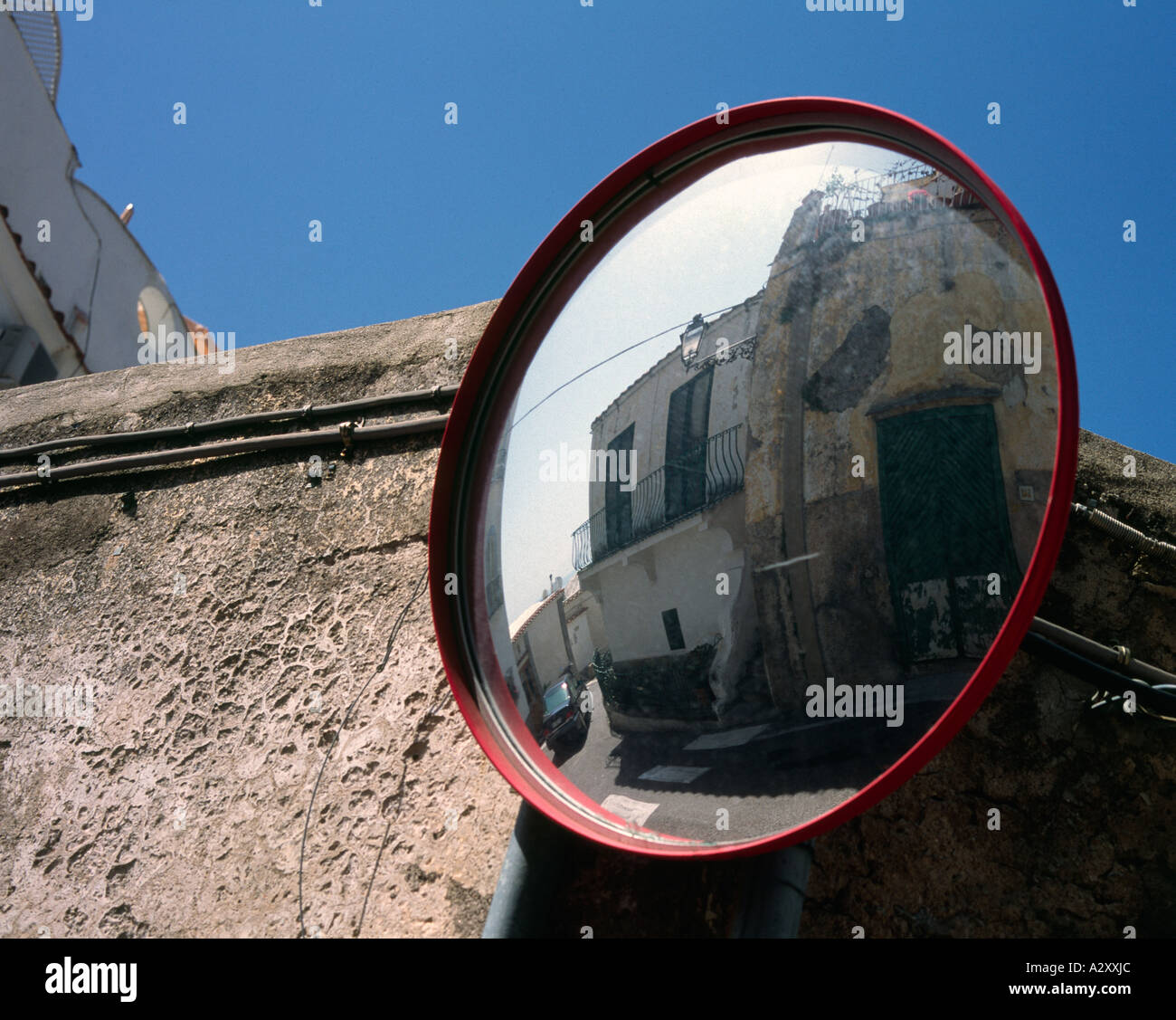 Un specchio convesso usato su angoli acuti in Italia Foto Stock