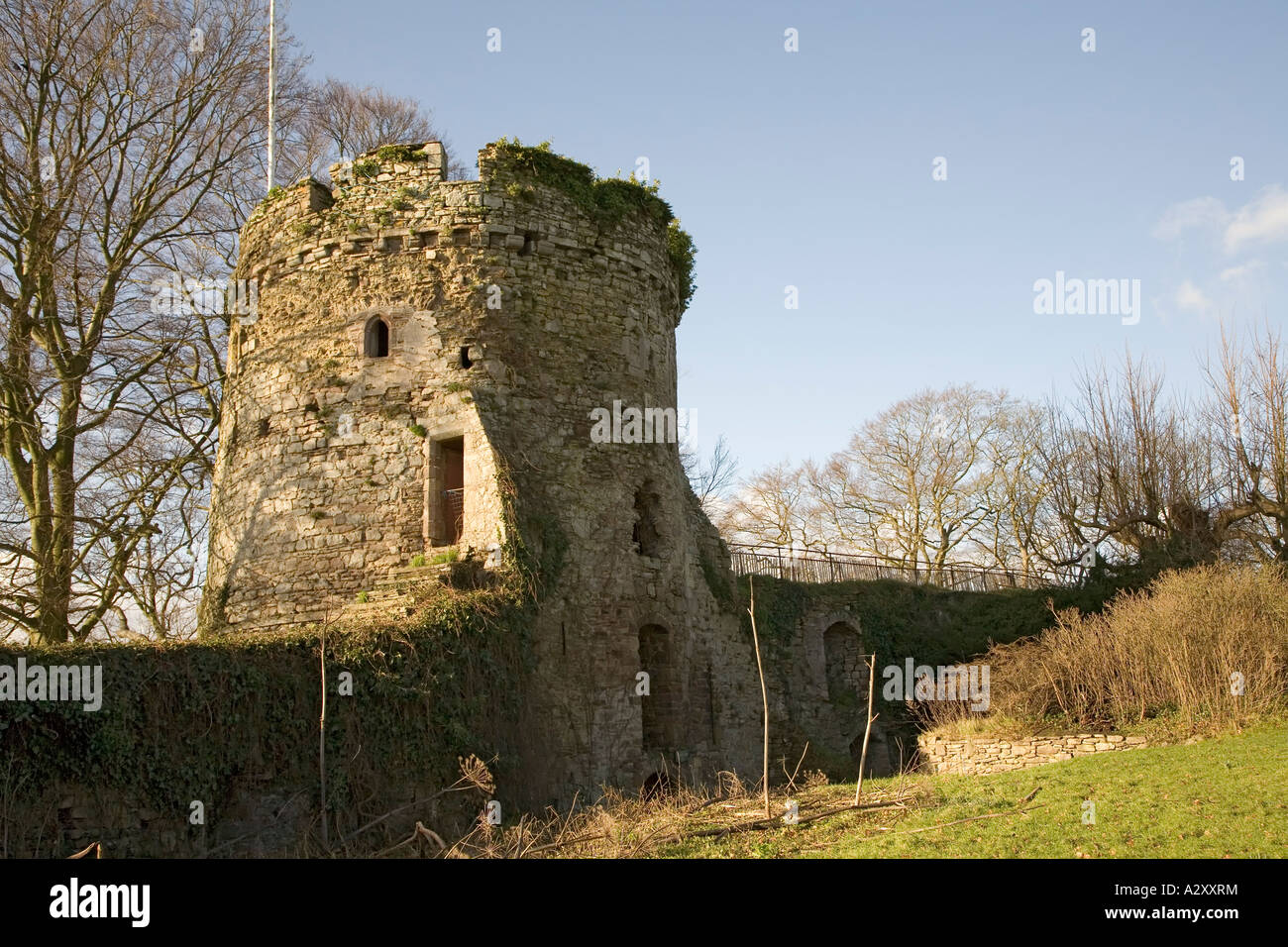Le rovine di una torre di guarnigione e curtain wall dal reparto interno Usk Castle Wales UK Foto Stock