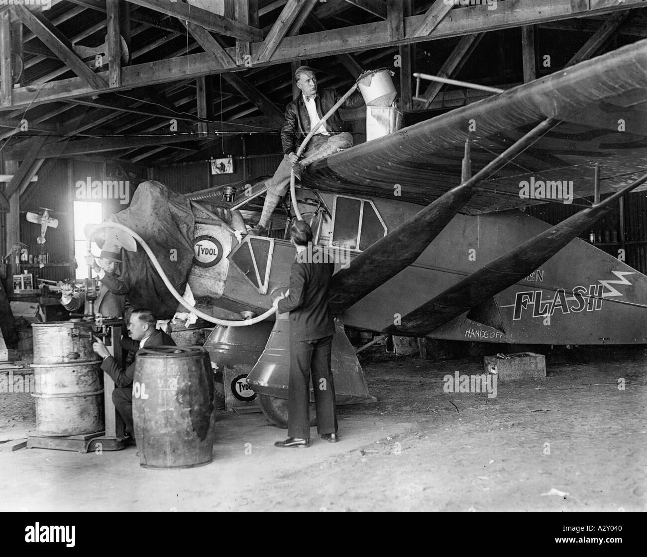 Quando Charles Lindbergh volò l'Atlantico nel 1927 fu il 93° aviatore a farlo solo nel suo caso era da solo e impiegava solo 33 ore e 39 minuti, era una sensazione mondiale che scatenava un'ondata di euforia aerea il 28 maggio nello stato del Maine questi quattro gentiluomini furono fotografati mentre preparavano il loro aereo Green Flash per un volo per Rome Wie bereits 92 Flieger vor ihm ueberquert Charles Lindbergh 1927 den Atlantik nur vollbringt er Diese Leistung nel 33 Stunden 39 Minuten im Alleinflug eine Weltsensation Die eine wahre Flugeuphorie ausloest Diese vier Herren bereiten AM 28 mai 1929 ihre Foto Stock