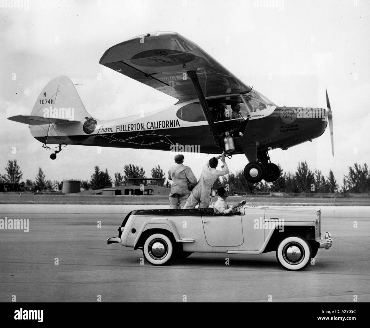 Nel 1923 l'esercito statunitense riuscì a rifornire un aereo in volo la prima volta che era stato fatto i due piloti americani della Sunkist Lady usarono questa tecnologia a loro vantaggio nel loro tentativo di rompere il record di 10 anni di 726 ore in volo a Miami nel 1949 Der US Armee gelingt 1923 erstmal Die Betankung eines Flugzeugs in der Luft Diese Technik machen sich die beiden amerikanischen Piloten der Sunkist Lady 1949 bei ihrem Rekordversuch a Miami zunutze Sie versuchen den 1939 aufgestellten Dauerflugrekord von 726 Stunden zu brechen Curious Moments S 246 Foto Stock