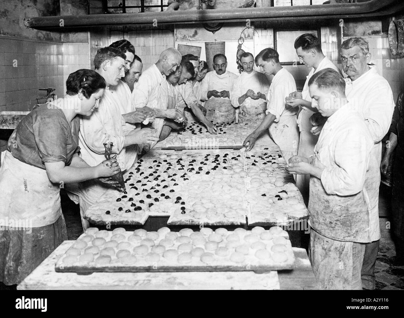 A Berlino l'addio culinario al vecchio anno degli anni Venti ruggenti consisteva nella vigilia di Capodanno ciambelle conosciute come berlinesi la didascalia rivela che negli ultimi due giorni dell'anno per soddisfare l'appetito dei berlinesi umani erano impiegati 5000 persone, il che li rende Den kulinarischen Jahresabschluss bilden im Berlin der Goldenen Zwanziger Silvesterpfannkuchen Die sogenannten Berliner die Bildunterschrift verraet dass in den letzten beiden Tagen des Jahres 5000 Menschen mit der Herstellung dieses Gebaecks beschaeftigt sind um den Appetit der Hauptstaedter zu stillen Curious Moments S. Foto Stock