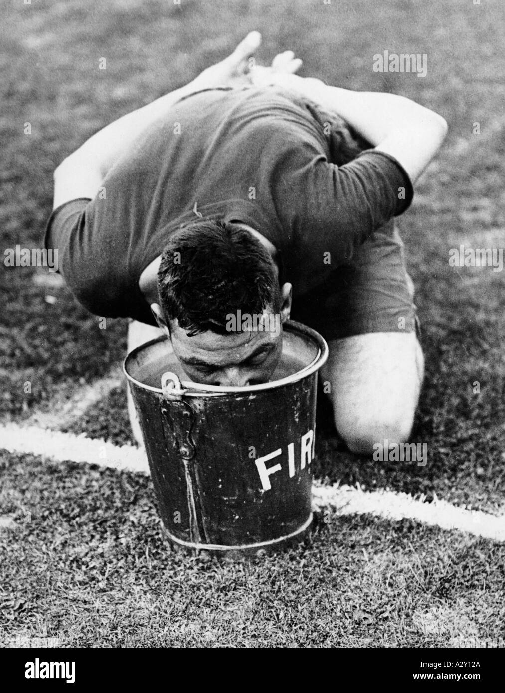 Il 21 luglio 1932, mentre tutti gli occhi erano puntati su Los Angeles, dove dovevano svolgersi i Giochi olimpici luogo il mese successivo questi inglesi stavano praticando i loro sport particolari come la corsa delle mele e dei secchi le loro caserme reggimentali a Caterham i soldati stanno tentando di usare i denti da soli per rimuovere le mele dai secchi del fuoco preso in prestito per lo scopo Waehrend die Weltoeffentlichkeit bereits den im August stattfindenden Olympischen Sommerspielen a Los Angeles entgegengefiebert pflegen diese Englaender AM 21 Juli 1932 ihre ureigenen Sportarten wie das Apfel und Eimer Rennen IM Foto Stock