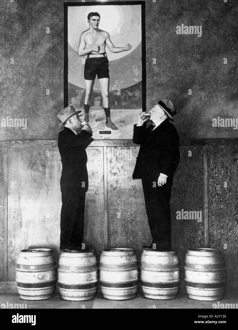 Due vecchi compagni ricordano il pugile leggero americano Spider Kelly, il suo ex manager se n'è andato e l'arbitro al massimo i combattimenti si vedono bere un brindisi al maestro davanti ad un dipinto ad olio di lui il 10 novembre 1933 la foto è appesa nel bar di San Francisco che prende il nome da Kelly che è stato riaperto dopo la fine di proibizionismo Zwei alte Weggefaehrten erinnern an Amerikas Leichtgewichtsboxer Spider Kelly Sein ehemaliger Manager Links und der Schiedsrichter Seiner groessten Kaempfe sprechen am 10 November 1933 vor dem Oelgemaelde des Meisters einen toast auf ihn aus Das Bild haengt in Foto Stock