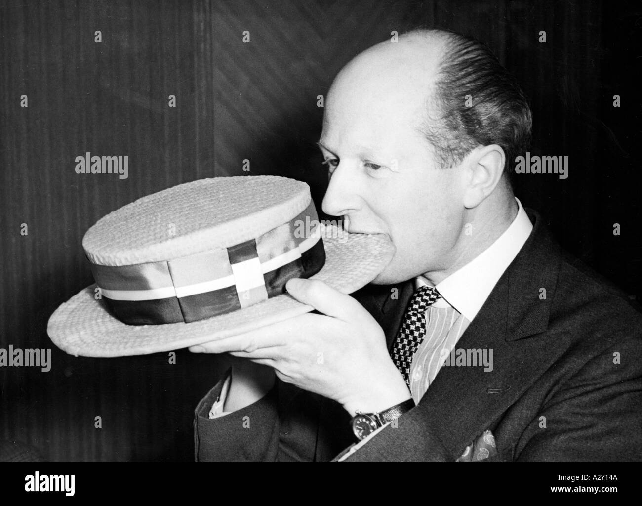 Nel 1954 il deputato conservatore per Hexham nel nord dell'Inghilterra promise ai suoi elettori se fosse il Cancelliere del Exchequer non abbassa i dazi sul petrolio e sul carburante mangerò il mio cappello qui che viene visto fare solo quel cappello di marzapane donato dai colleghi del partito locale Der konservative Parlamentarier Rupert Spier aus dem englischen Hexham versprach seinen Waehlern 1954 Wenn der Schatzkanzler nicht die Steuern auf OEL und Benzin senkt esse ich meinen Hut Hier ueberreichen ihm die oertlichen Parteifreunde wenig spaeter einen Hut aus Marzipan Curious Moments S 435 Foto Stock