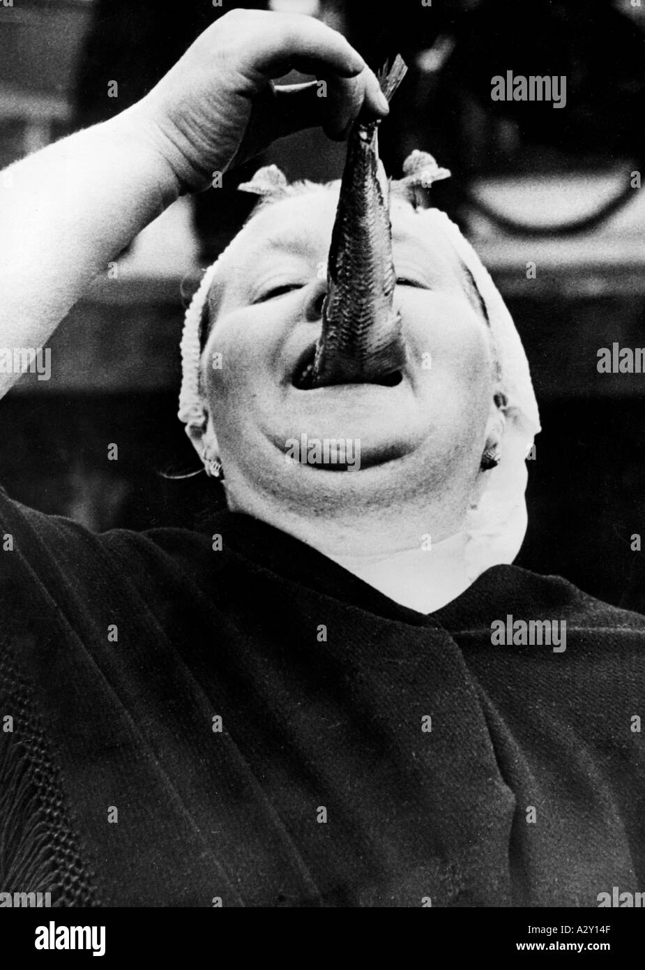 La costa settentrionale dell'Olanda 1953 una pescatrice assaggia le prime aringhe la pesca delle aringhe si svolge qui fin dal Medioevo è un fattore economico importante nella vita di coloro che vivono intorno al Mare del Nord e alle coste del Baltico Den ersten Hering laesst sich diese Fischarbeiterin 1953 an der nordhollaendischen Kueste selbst schmecken die Heringsfischist seit dem Mittelalter 440 Foto Stock