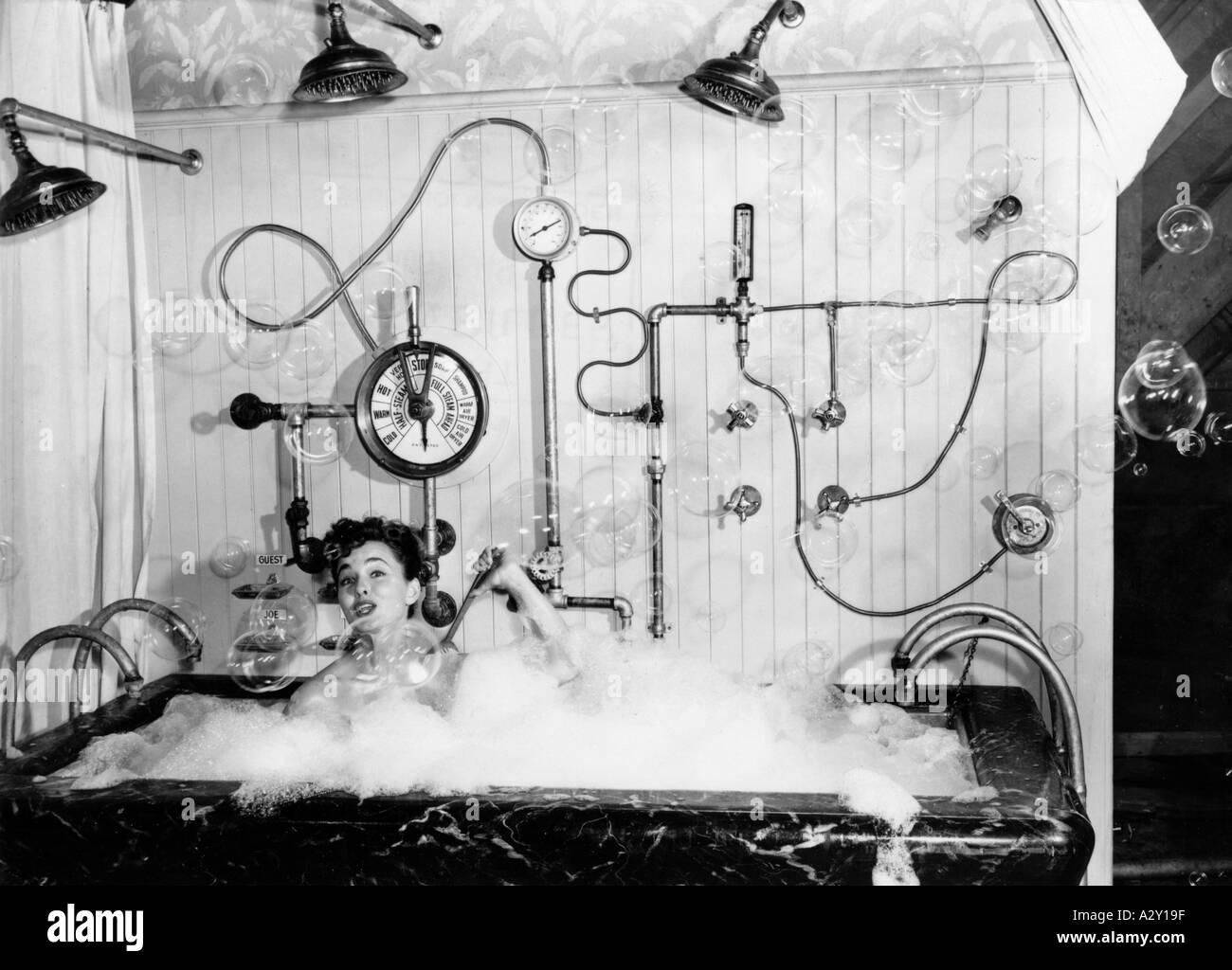 Facendo un bagno di bolle davanti agli occhi dei fotografi di Los Angeles, l'attrice Ann Blyth aveva vinto il titolo di Miss Tinker S Dame 1949, l'incoronazione vera e propria avrebbe avuto luogo in ottobre al congresso della associazione nazionale degli inventori Durch ihr Schaumbad vor den Augen der Fotografen a Los Angeles gewinnt die Schauspielerin Ann Blyth endgueltig den Titel Traumfrau der Tueftler 1949 Die Gewinnerin des Titels wird im Oktober auf dem Kongress der Nationalen Vereinigung der Erfinder gekroent Curious Moments S 512 Foto Stock