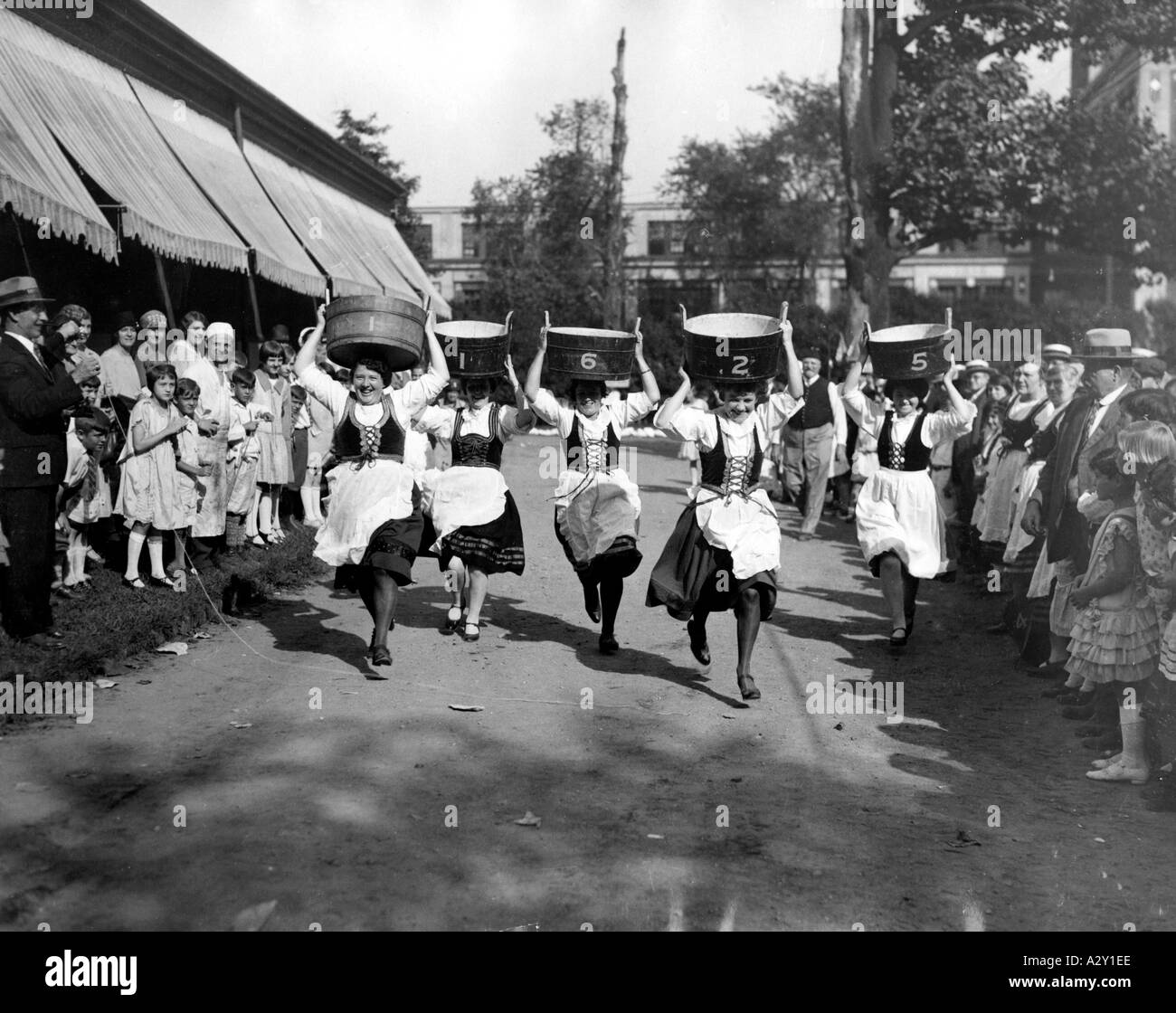 La città americana di Filadelfia è stata la sede del Cannstatt Folk Festival tenuto da immigrati tedeschi provenienti da Stoccarda nel 1927 per la quinta volta a casa questa fu una fiera con una lunga tradizione in cui gli emigranti continuarono la loro nuova patria Im amerikanischen Philadelphia feiern deutsche Einwanderer aus Stuttgart 1927 zum fuenften mal ihr alljaehrliches Cannstatter Volksfest in der alten Heimat ist dies ein Jahrmarkt mit langer Tradition die die die Emigranten auch fernab von Deutschland weiterpflegen Curious Moments S 569 Foto Stock