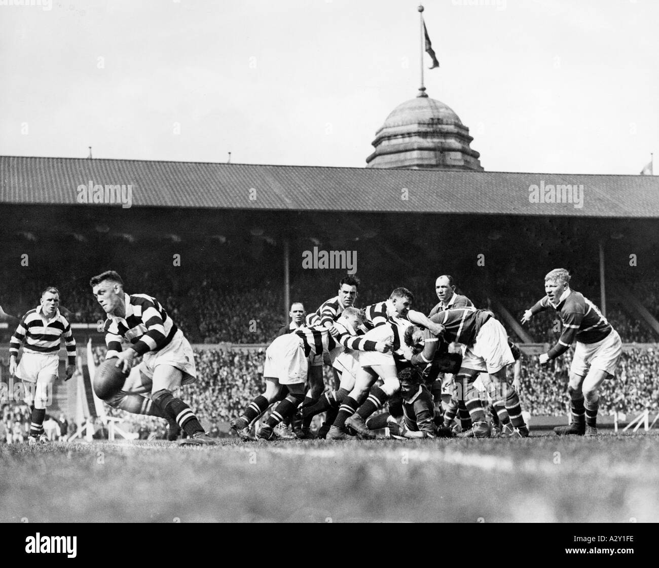 Il Wembley Stadium di Londra è stato la sede della finale della Rugby League Cup il 5 maggio 1934 i rapporti della stampa hanno fatto molto del fatto che re Giorgio V era indisposto e purtroppo non era in grado di guardare Hunselt S. vittoria su Widnes IM Londoner Wembley Stadion findet am 5 mai 1934 das Meisterschaftsfinale der Rugbyliga statt die Zeitungsmeldung zu Dieser Aufnahme betont dass Koenig Georg V verhindert ist und leider nicht den Sieg des Teams aus Hunslet gegen Widnes verfolgen kann Curious Moments S 582 Foto Stock