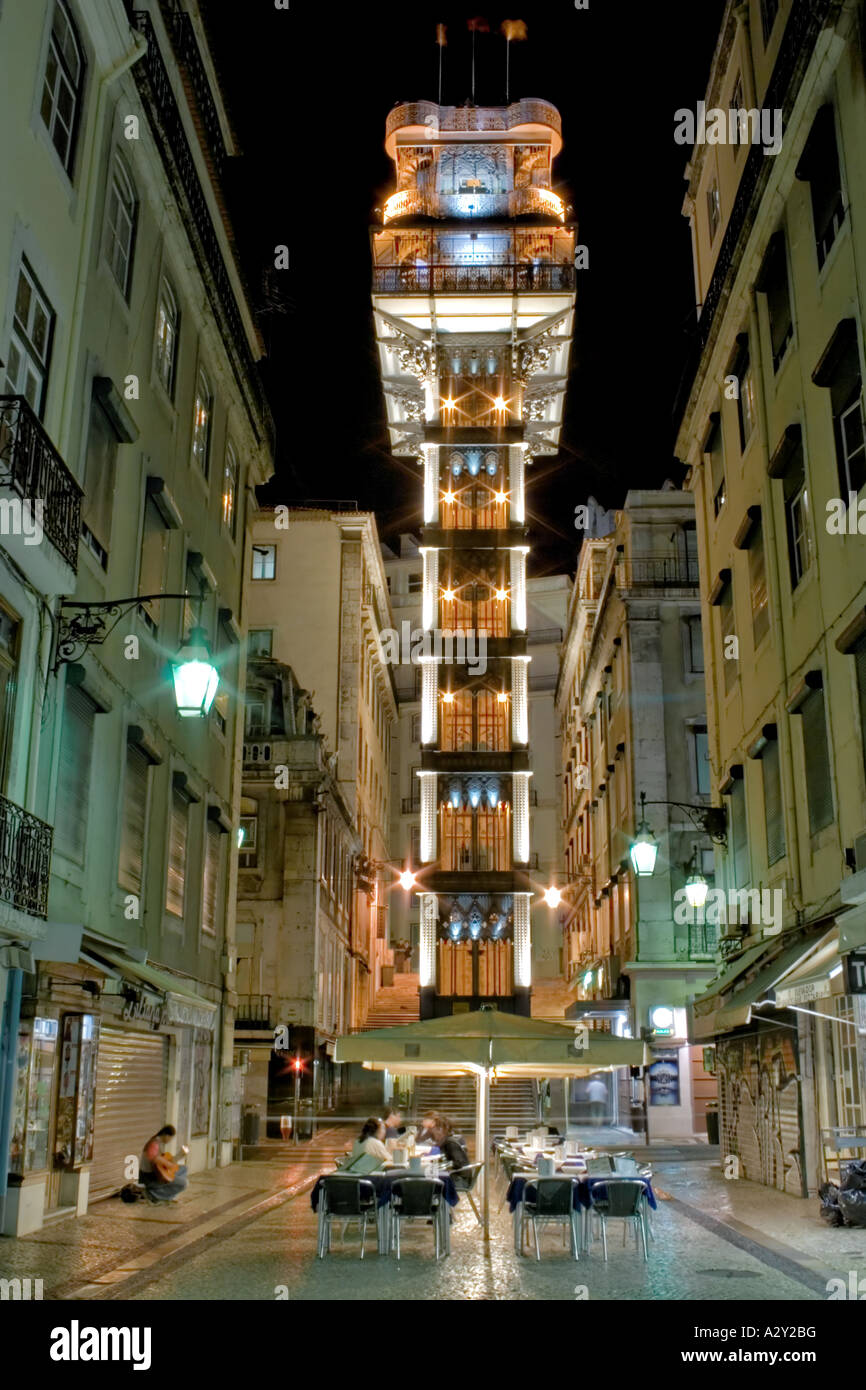 Santa Justa Elevator a Lisbona (XIX secolo), Portogallo. Proiettata da Raul Mesnier de Ponsard (Gustave Eiffel discepolo). Foto Stock