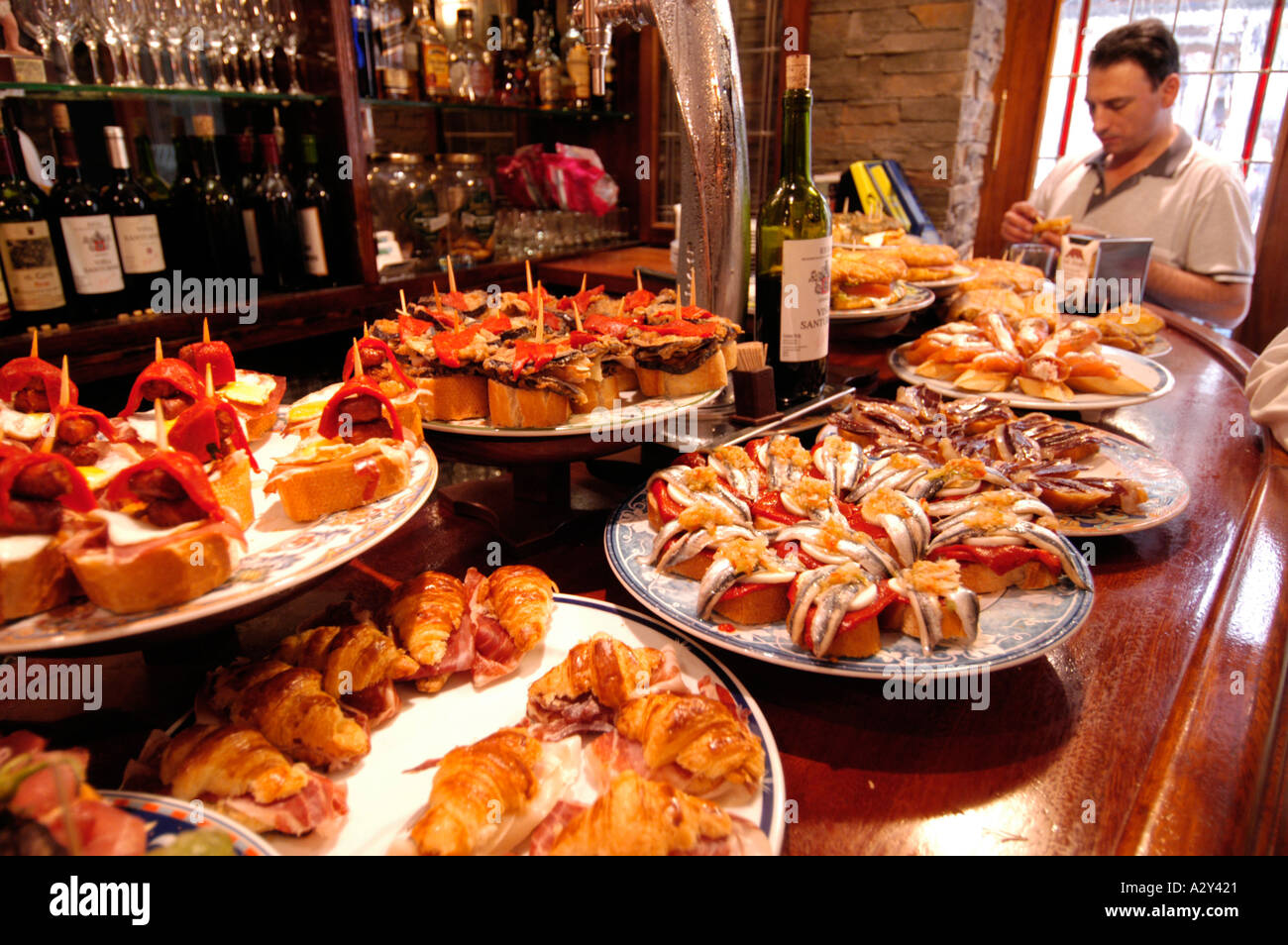 Mangiare tapas in un bar a San Sebastian, Spagna Foto Stock