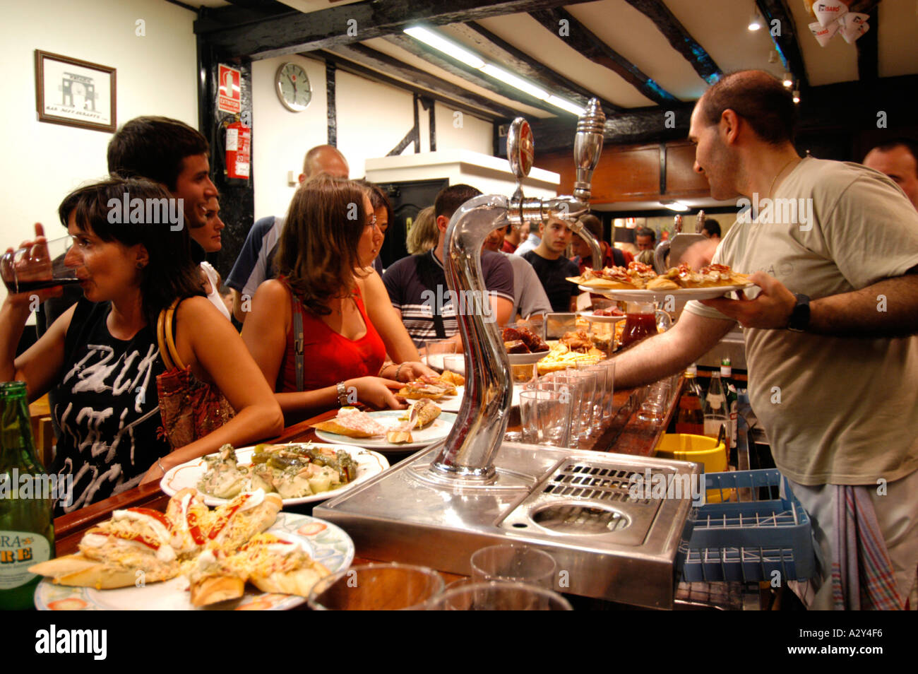 Mangiare tapas in un bar a San Sebastian, Spagna Foto Stock