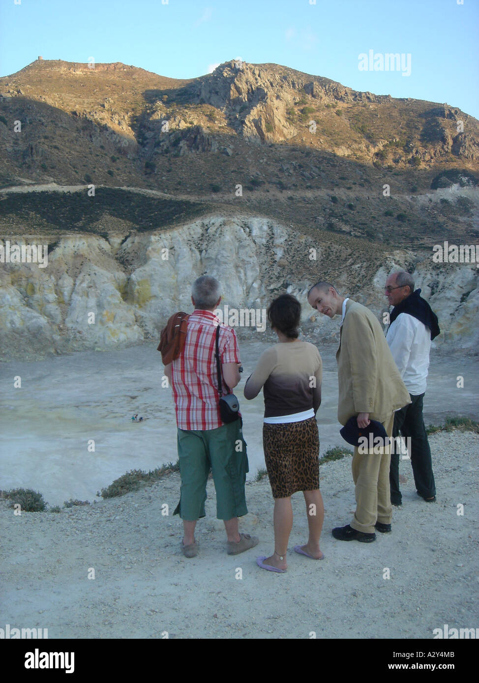Turisti in cerca in corrispondenza del cratere del vulcano, Nissiros, Grecia, Luglio 2005 Foto Stock