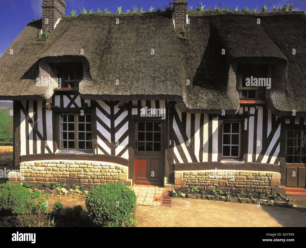 Francia Normandia graticcio cottage con il tetto di paglia pierrefitte en auge Foto Stock
