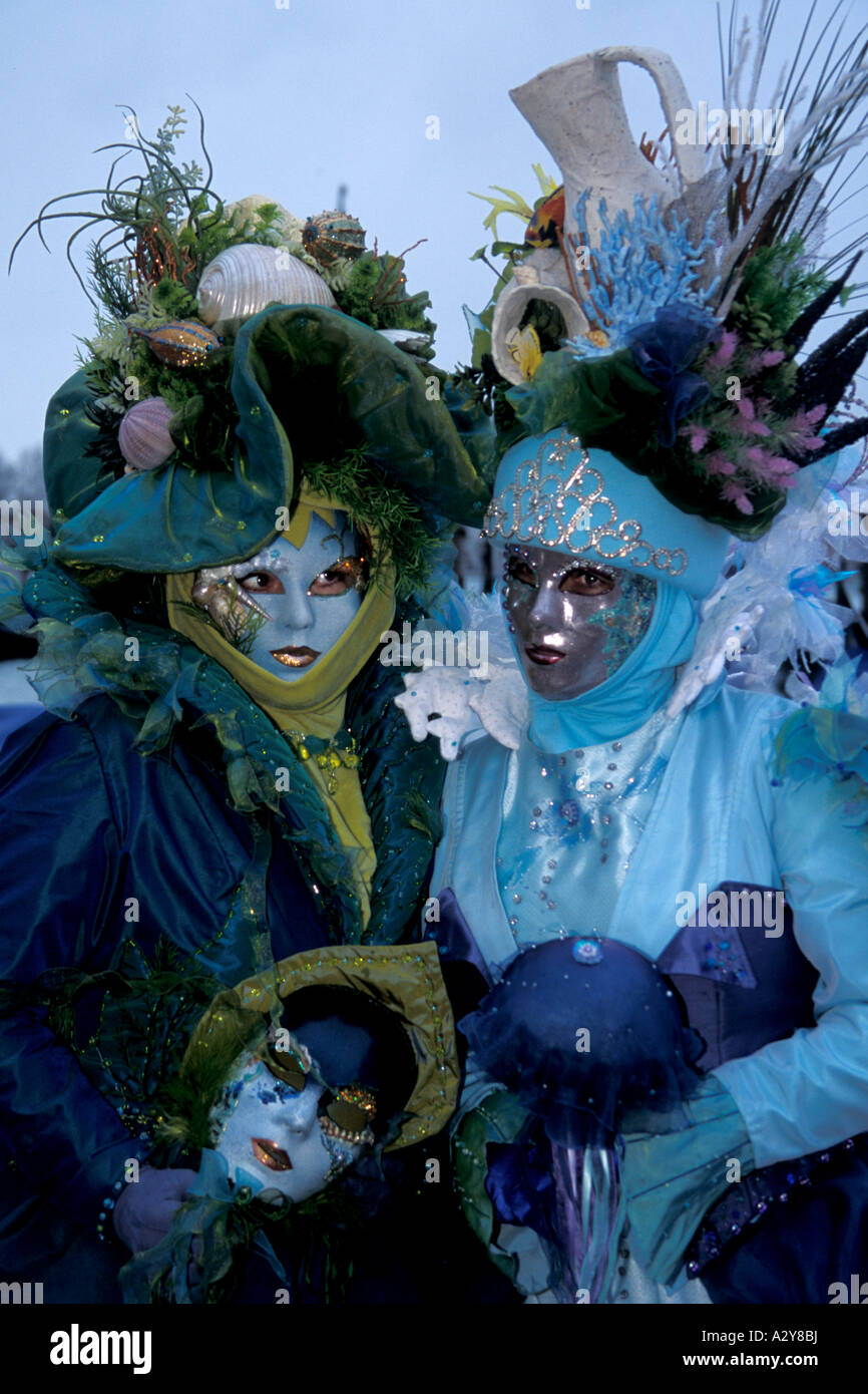 Carnevale di festeggianti con un mare di costume a tema in blu e verde ed  ori, Venezia, Italia Foto stock - Alamy