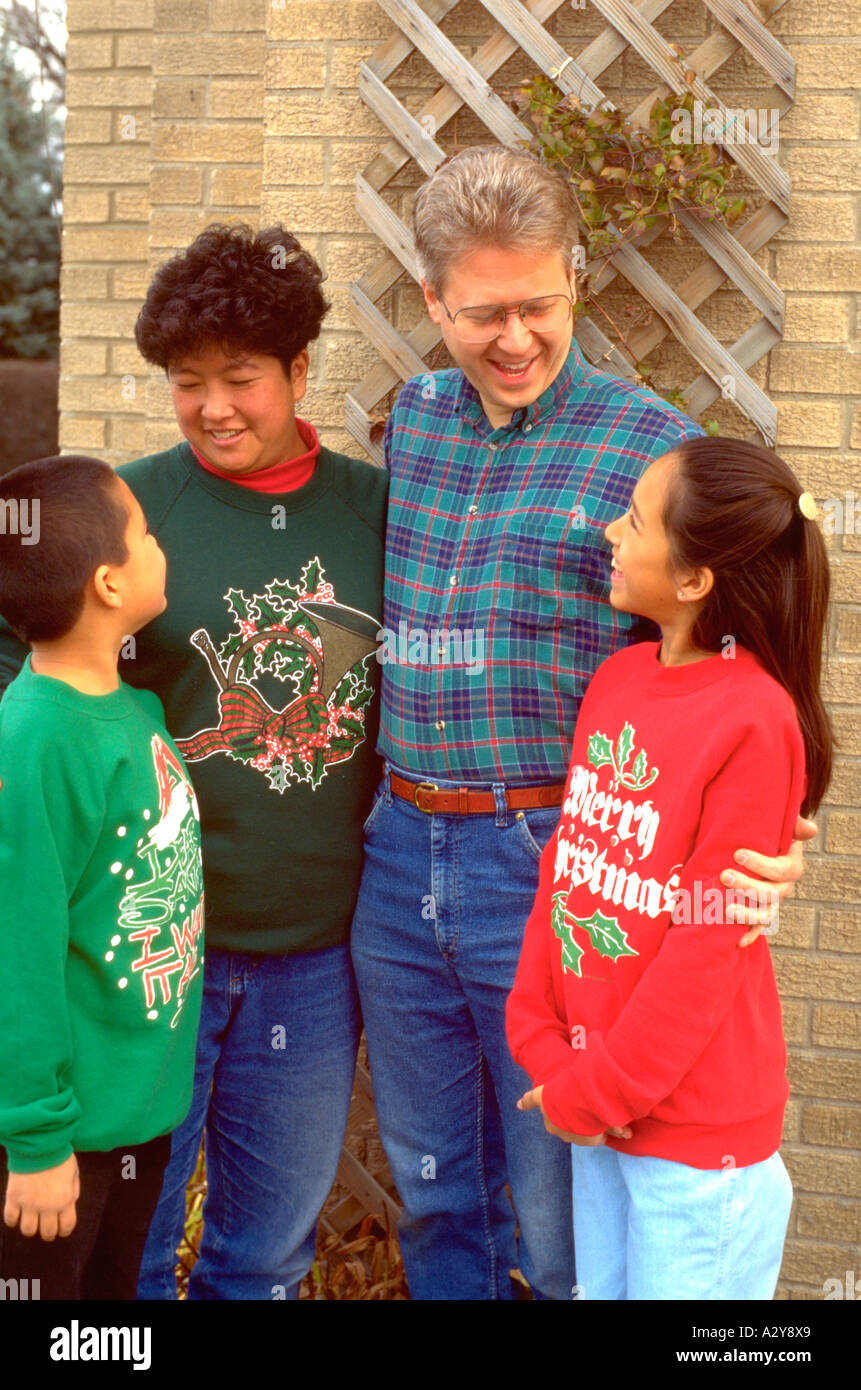 Inclusive famiglia i genitori età 37 bambini di età da 10 e 8 Asian madre papà caucasico. Western molle Illinois USA Foto Stock