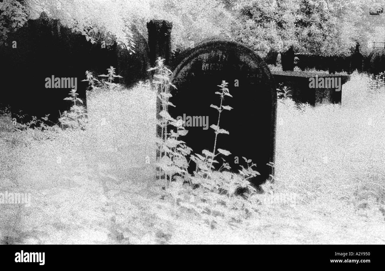 Tomba di pietra spooky infrarossi haunting atmosferica morte fantasma Foto Stock