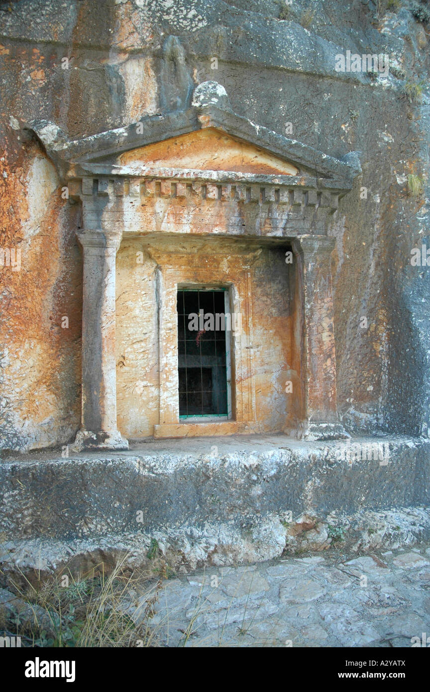 Kastellorizo, Grecia; Lycian tomba tagliato nella roccia calcarea faccia a somigliare a una casa Foto Stock