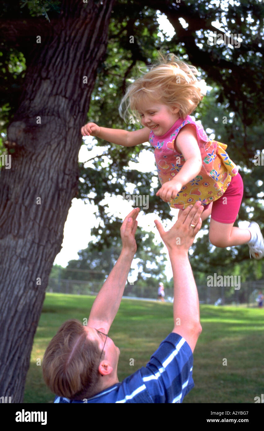 Papà figlia gettando in aria età 32 e 4. Merriam Park St Paul Minnesota USA Foto Stock