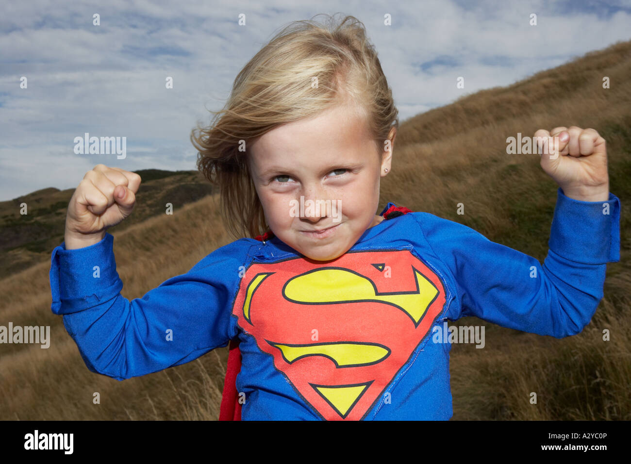 Un bambino di sei anni ragazza che indossa un costume di Superman, mimando  l uomo forzuto pongono Foto stock - Alamy