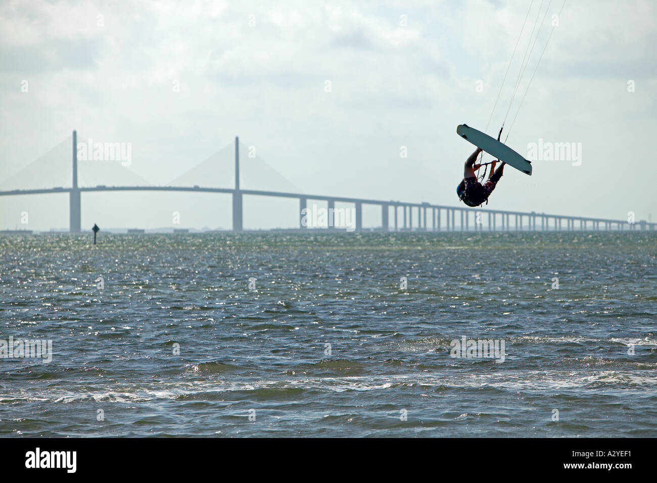 Kiteboarder Sunshine Skyway Fort Desoto Park St Petersburg Florida USA Foto Stock