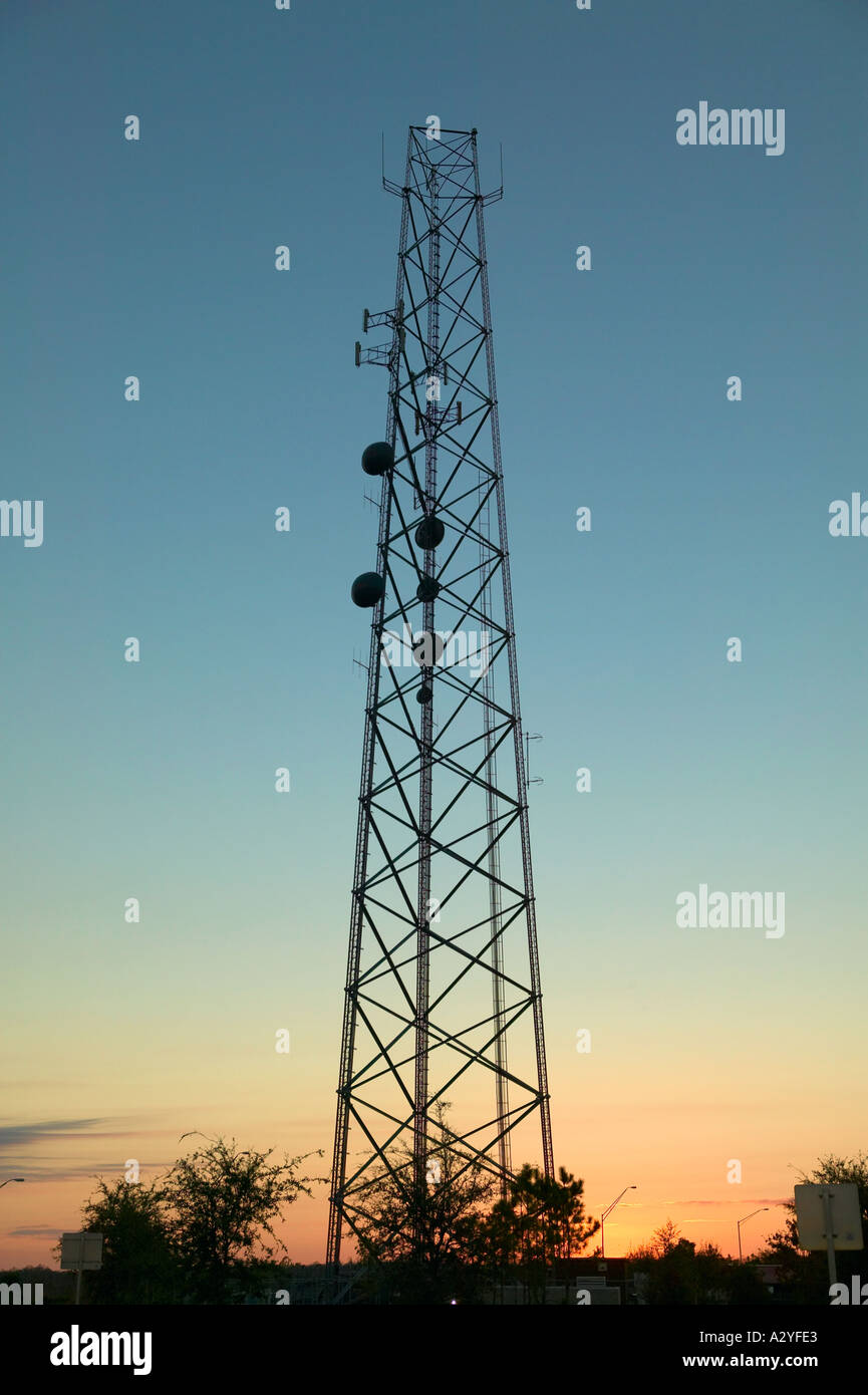 Comunicazione torre cellulare a riposo nella zona Everglades della Florida USA Foto Stock