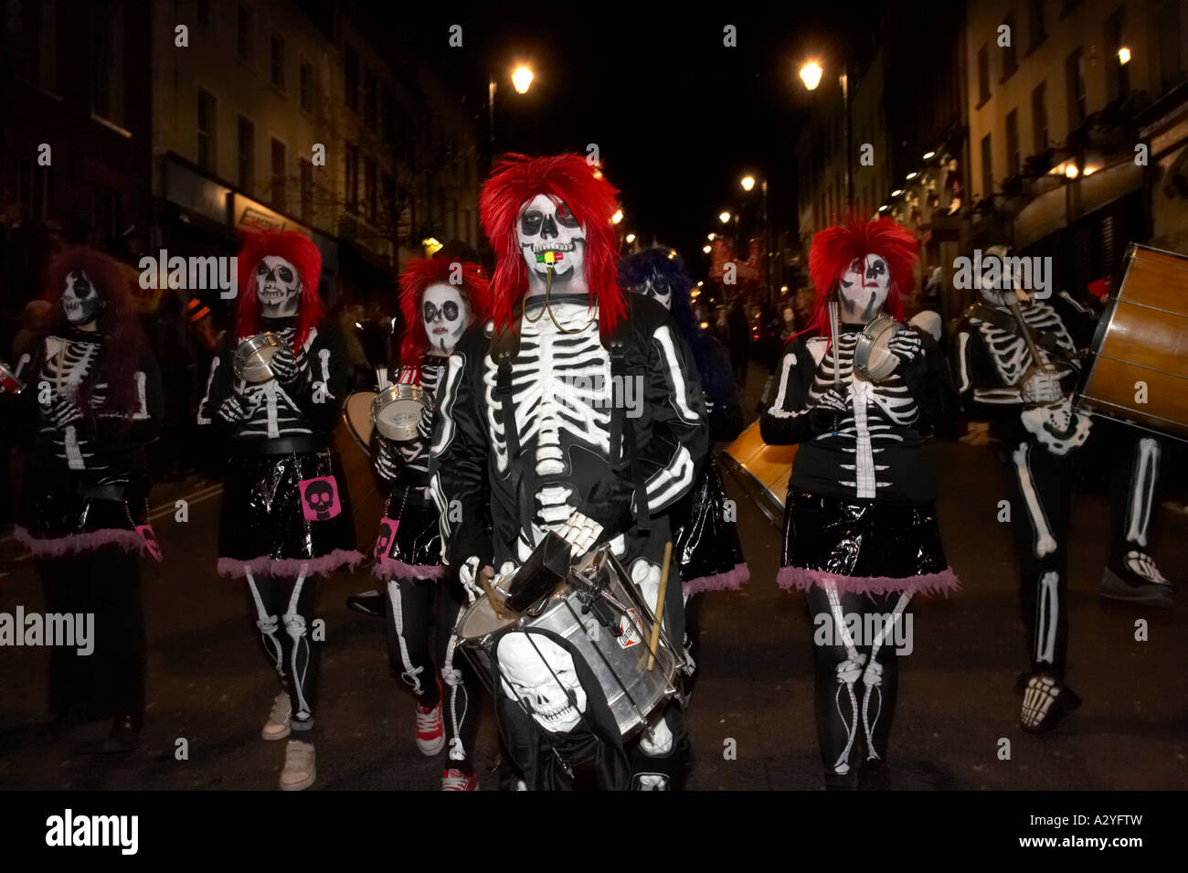 Band vestita come scheletri con capelli rossi marzo giù shipquay street Halloween Derry Irlanda Foto Stock