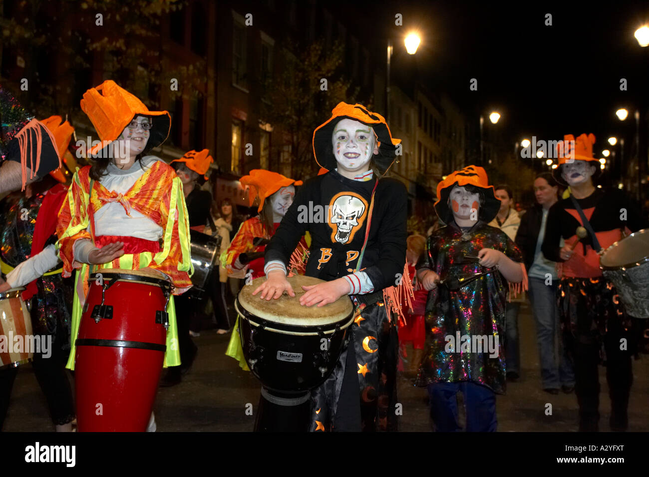 I bambini vestiti e trasportare tamburi sfilano verso il basso shipquay street Halloween Derry Irlanda Foto Stock