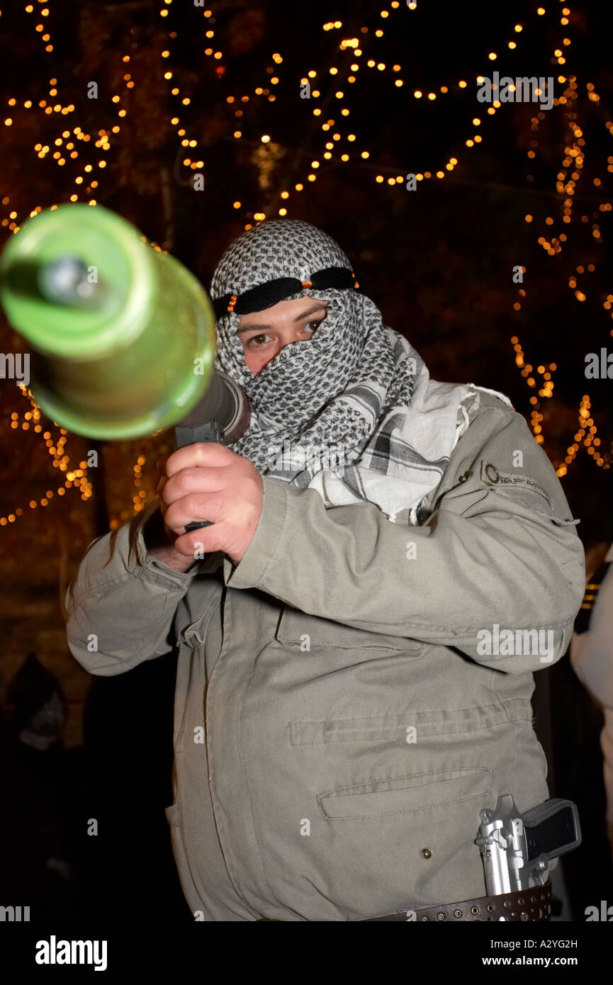 Uomo vestito come un al Qaida al Qaeda terroristici con RPG rocket launcher Halloween Derry Irlanda Foto Stock