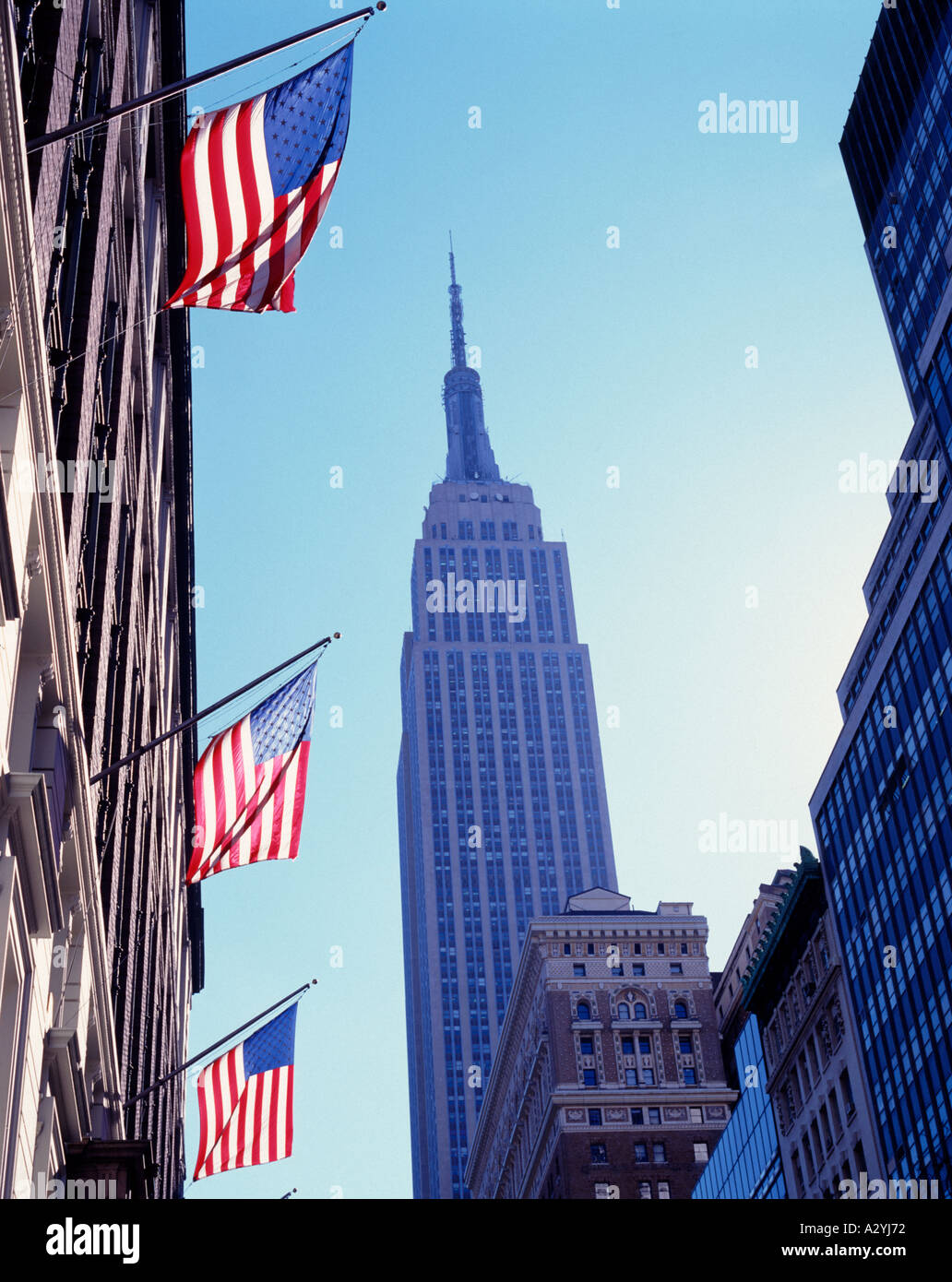 Empire State Building e bandiera americana, New York, Stati Uniti d'America Foto Stock