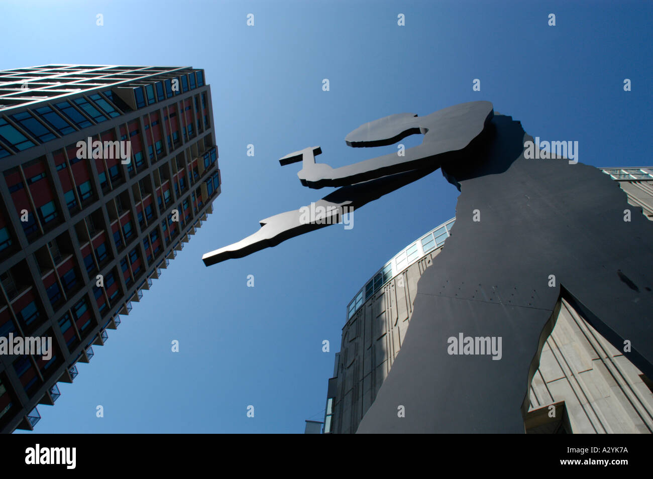 Downtown Seattle Museo di arte con il gigante lavoratore di ferro dalla  parte anteriore Foto stock - Alamy