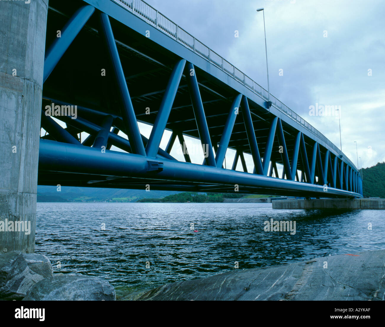 Tubolare curva di travatura reticolare in acciaio del Bergsøysund ponte galleggiante, parte di Krifast, vicino Kristiansund, Møre og Romsdal, Norvegia. Foto Stock